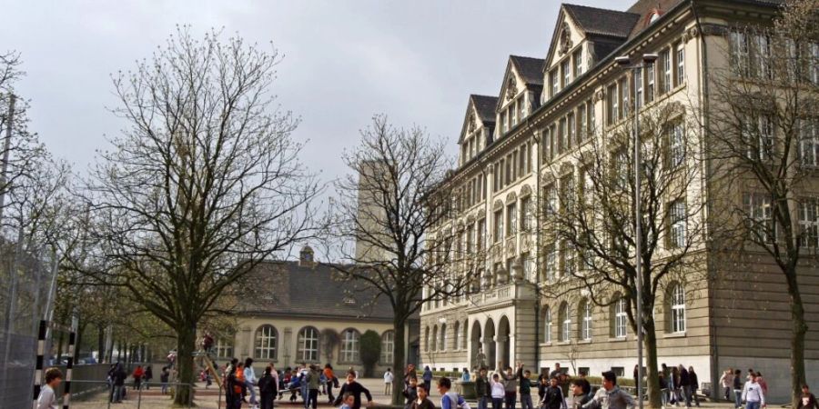 Im Kanton Aargau soll es auf Pausenplätzen der Volksschule keine generelle Deutschpflicht geben. Eine solche Regelung würde gemäss Regierungsrat der in der Verfassung garantierten Sprachenfreiheit widersprechen. (Symbolbild)