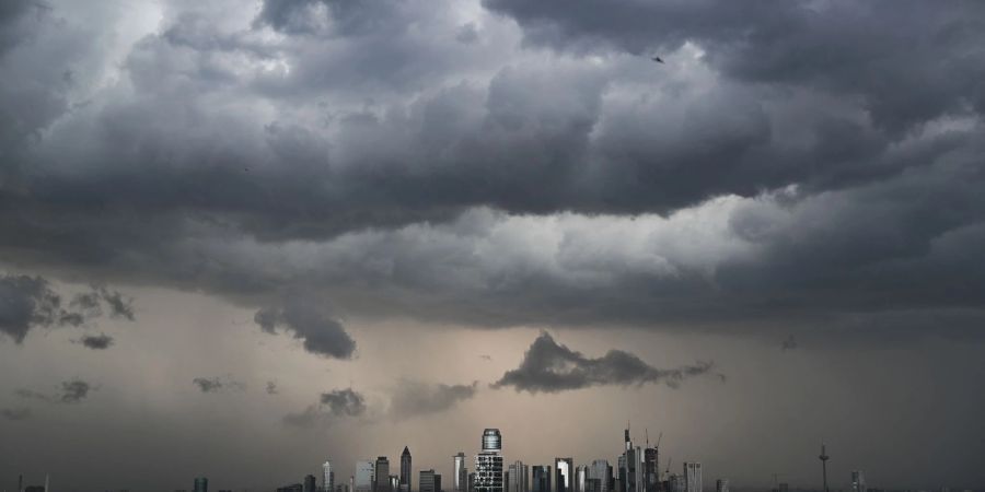 Am späten Nachmittag zog eine Unwetterfront über die Skyline von Frankfurt am Main.