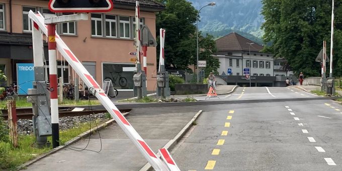 Abgerissene Bahnschranke in Ennenda Abgerissene Bahnschranke