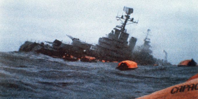 Ein argentinisches Schiff sinkt nach Torpedoangriff der Briten im Jahr 1982. (Archivbild) Argentinisches Schiff