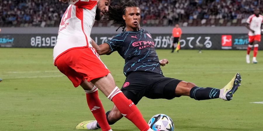 Nathan Aké (r) hat bei City bis 2027 verlängert.