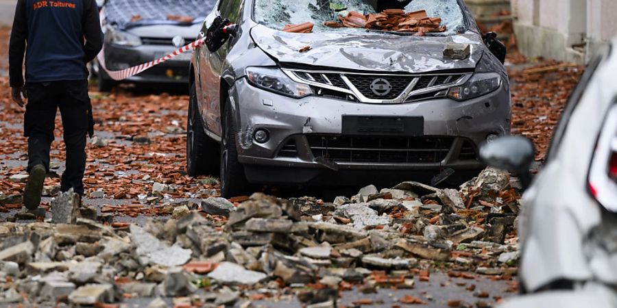 Der Sturm in La Chaux-de-Fonds mit Windspitzen von bis zu 217 Kilometern pro Stunde hat schwere Schäden an Autos und Gebäuden verursacht.