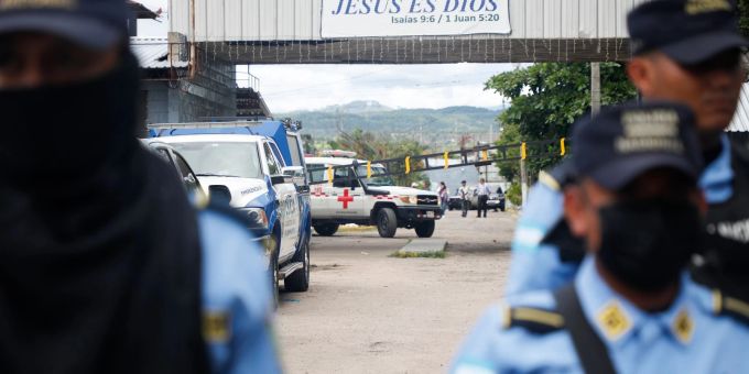 Ein Krankenwagen steht am Eingang des Frauengefängnisses in Tamara am Stadtrand von Tegucigalpa. Ein Krankenwagen steht am Eingang des Frauengefängnisses in Tamara am Stadtrand von Tegucigalpa.