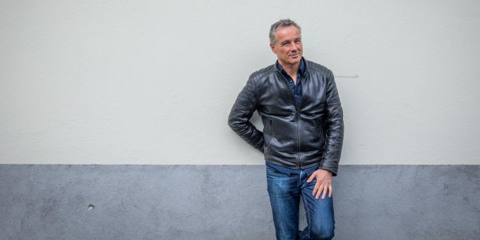 Er glaubt es kaum: Ueli Schmezer soll den Titel seiner Video-Kolumne bei Nau.ch von SVPlerin Camille Lothe abgeschaut haben. Ueli Schmezer Kolumne