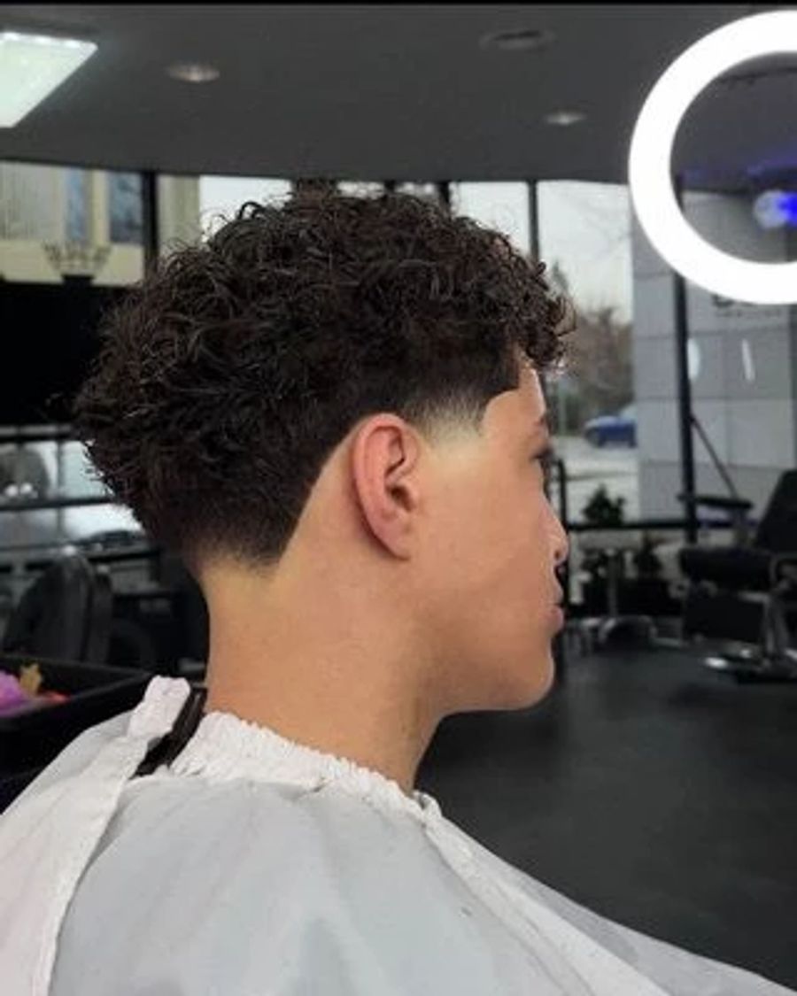 Die Merkmale des Taper Fades: «Scharfe Konturen an den Seiten wie auch im Nackenbereich, kombiniert mit einem Übergang.»