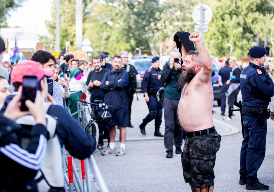 Rammstein-Fans und Demonstranten vor dem Konzert in Wien.