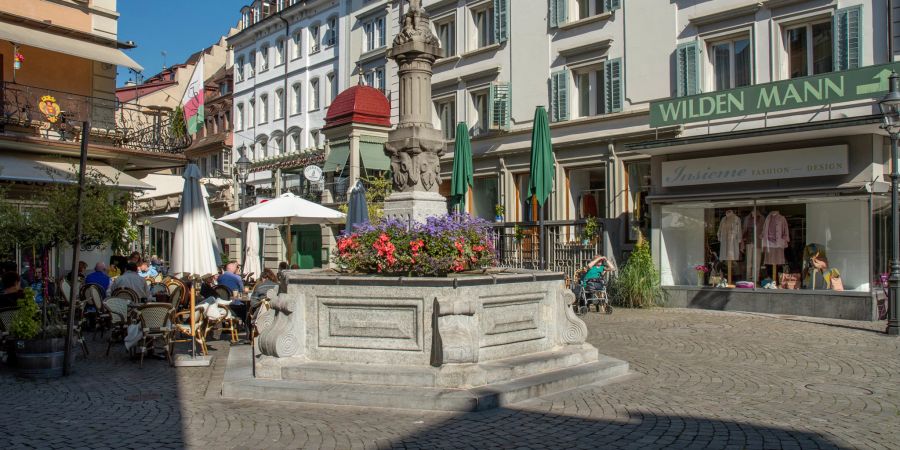 Der Pfistergasse-Brunnen in der Stadt Luzern.