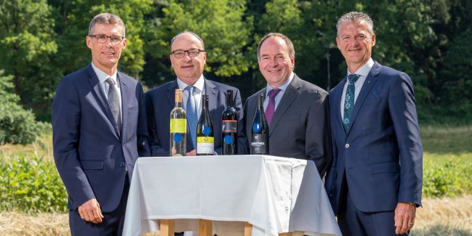 Grossratspräsident Dr. Lukas Pfisterer, Regierungsrat Dr. Markus Dieth, ALA-OK-Präsident Alois Huber, Präsident Aargauer Wein Roland Michel und im Mittelpunkt die Siegerweine. Aargauer Wein im Mittelpunkt