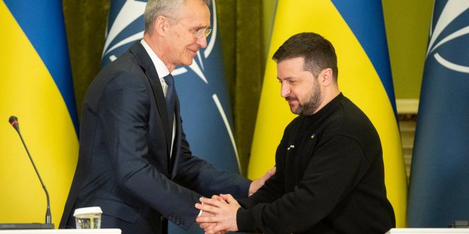 Shakehands: Nato-Generalsekretär Jens Stoltenberg (l.) und der ukrainische Präsident Wolodymyr Selenskyj. (Archivbild) Shakehands: Nato-Generalsekretär Jens Stoltenberg (l.) und der ukrainische Präsident Wolodymyr Selenskyj.