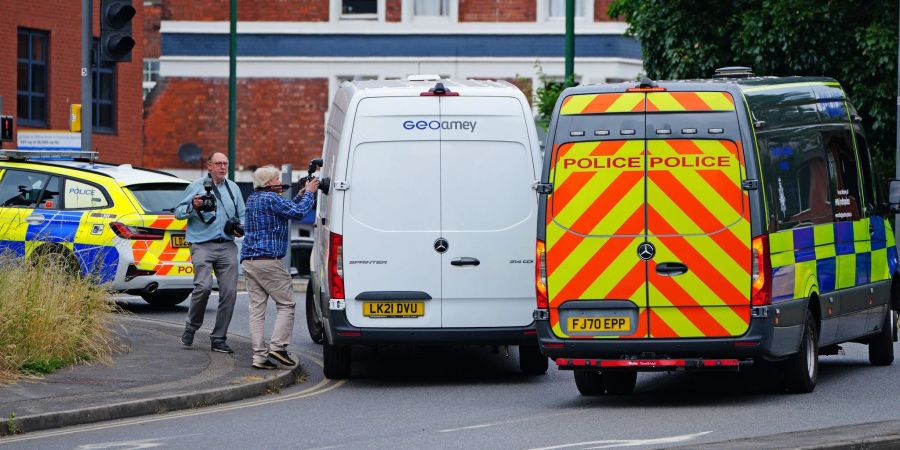 Ein Gefängnistransporter mit Polizeieskorte verlässt das Gericht, wo der mutmassliche Täter dem Haftrichter vorgeführt worden war.