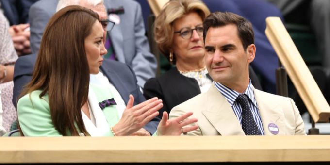 Prinzessin Kate Middleton unterhält sich mit Roger Federer während dem Wimbledon-Match. Roger Federer prinzessin Kate