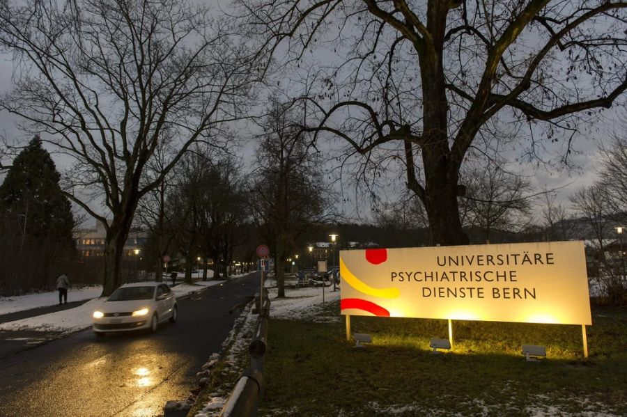 Das Migrationsamt in Bern will die suizidale Mutter und ihre Tochter ausschaffen. Der Direktor der Universitären Psychiatrischen Dienste, Werner Strik, berichtet von mehreren solchen Fällen.