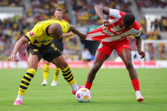 BVB Spieler Donyell Malen im Duell mit Erfurts Sidny Lopes Cabral. BVB Spieler Donyell Malen.