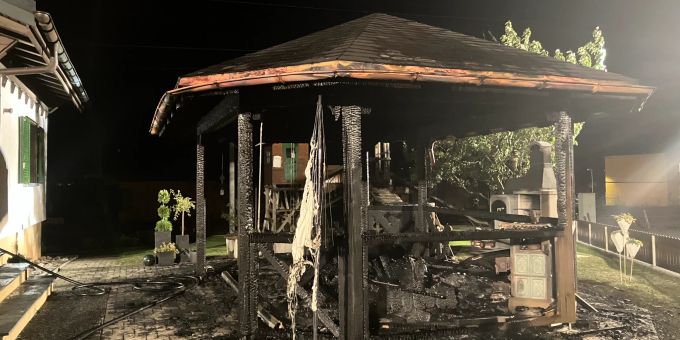 Bilten GL: Holzpergola in Brand und Feuerwerksrakete gefunden. Bilten GL Brand