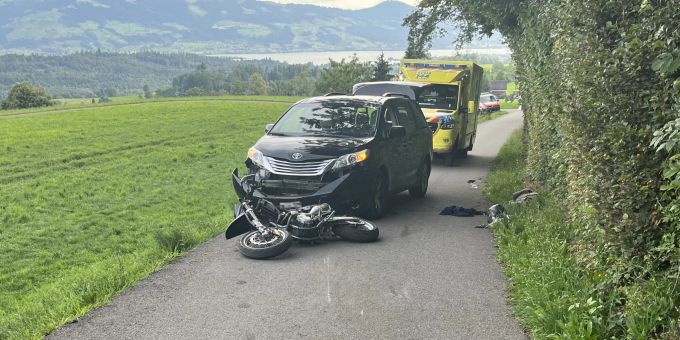 Verletzt - Töfffahrer (21) rutscht nach Sturz in Eschenbach SG in Auto