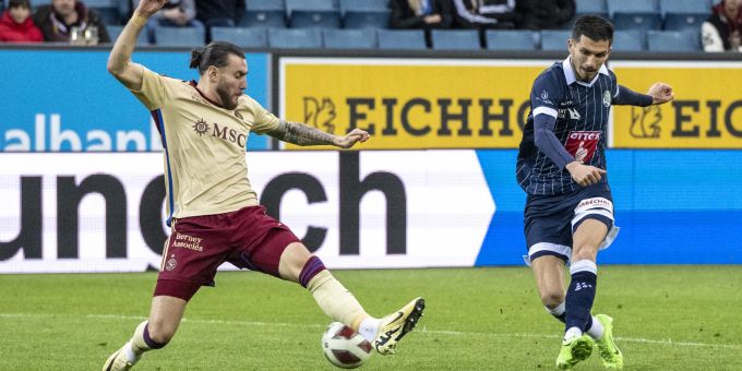 Adrian Grbic, rechts, vom FC Luzern schiesst das Tor zum 2:2 gegen Servette. FC Luzern Servette