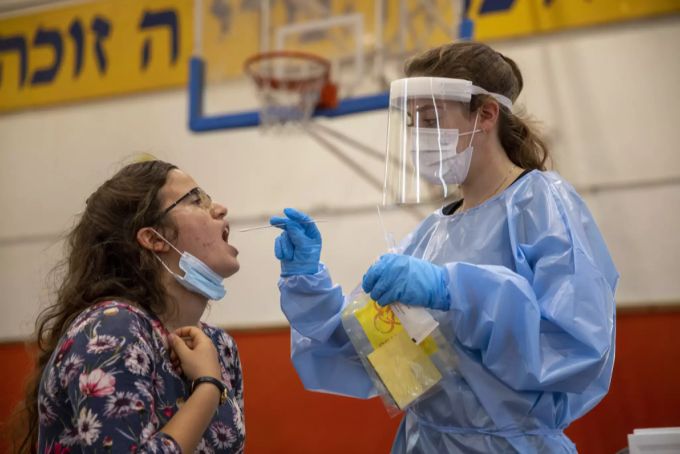 Eine Frau wird in einer Turnhalle in Binyamina, Israel, getestet. Die Delta-Variante sorgt im Land aktuell für eine Zunahme an Fallzahlen des Coronavirus. Israel Test Coronavirus