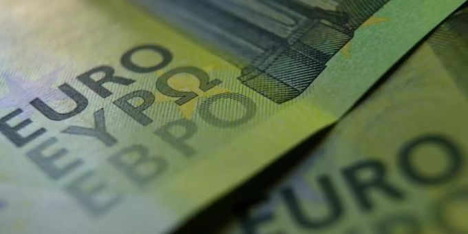 100-Euro-Banknoten liegen auf einem Tisch. Foto: Karl-Josef Hildenbrand/dpa 100-Euro-Banknoten liegen auf einem Tisch. Foto: Karl-Josef Hildenbrand/dpa
