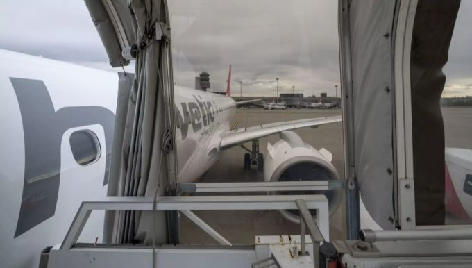 Eine Embaer E190-E2 von Helvetic am Flughafen Zürich. Es ist das kleinere der neuen Flugzeug-Typen. Helvetic Embraer