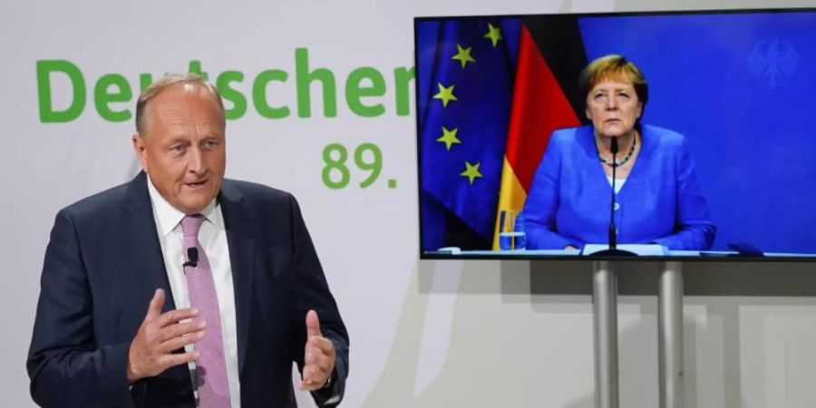 Bauernverbandspräsident Joachim Rukwied begrüsst Kanzlerin Angela Merkel beim Digitalen Deutschen Bauerntag 2021. Foto: Jörg Carstensen/dpa