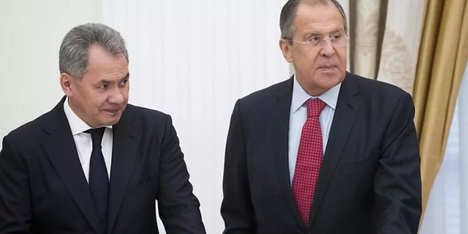 ARCHIV - Sergej Schoigu (l), Verteidigungsminister von Russland, und Sergej Lawrow, Aussenminister von Russland, warten auf ein Treffen im Kreml. (Archivbild) Foto: Pavel Golovkin/AP POOL/dpa ARCHIV - Sergej Schoigu (l), Verteidigungsminister von Russland, und Sergej Lawrow, Aussenminister von Russland, warten auf ein Treffen im Kreml. (Archivbild) Foto: Pavel Golovkin/AP POOL/dpa