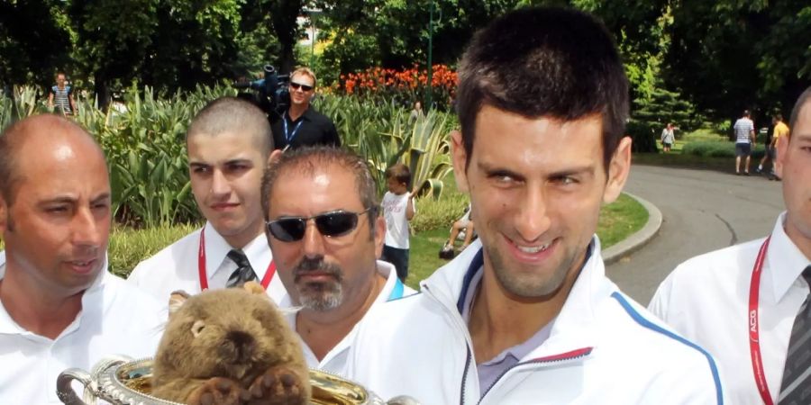 Der serbische Tennisprofi Novak Djokovic mit einem Plüsch-Wombat. In der Natur leiden Wombats unter einer speziellen Form der Krätze, deren Erreger in den langen, feuchten Höhlen der Beuteltiere besonders gut gedeihen. Das haben Roboter herausgefunden (Symbolbild)