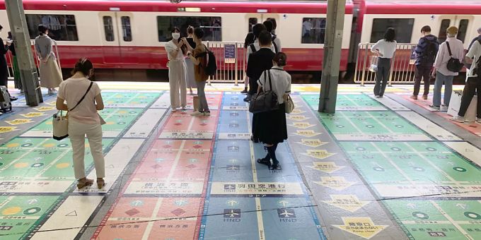 PRODUKTION - Viele Markierungen auf dem Boden eines Bahnsteigs in Tokio. Foto: Lars Nicolaysen/dpa PRODUKTION - Viele Markierungen auf dem Boden eines Bahnsteigs in Tokio. Foto: Lars Nicolaysen/dpa