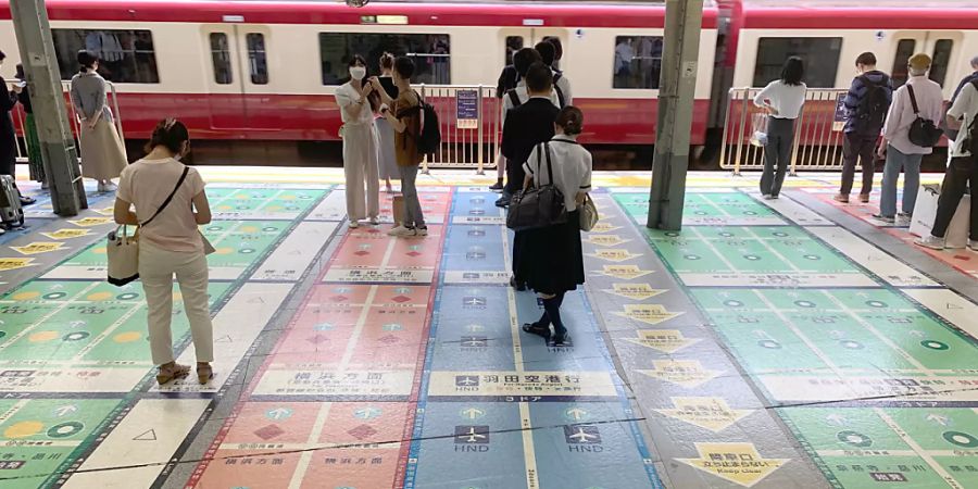 PRODUKTION - Viele Markierungen auf dem Boden eines Bahnsteigs in Tokio. Foto: Lars Nicolaysen/dpa