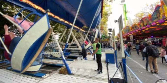 Nostalgische Herbstmesse-Schiffschaukel auf dem Barfüsserplatz. Herbstmesse