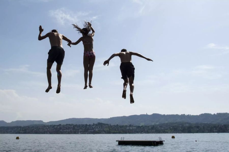 Kinder und Erwachsene vergnügen sich bei sommerlichen Temperaturen im Schwimmbad Tiefenbrunnen.