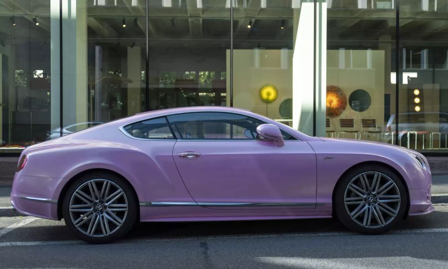 Ein rosaroter Bentley steht in der Innenstadt am Frauenstreik in Basel, am Montag, 14. Juni 2021.