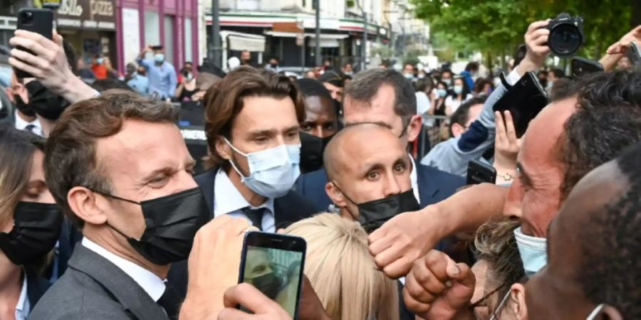 Macron bei einem Bad in der Menge in Valence