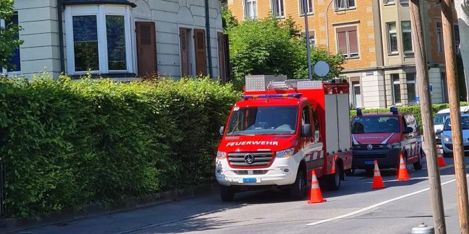 Einsatzkräfte vor Ort bei der ausgebrannten Dachwohnung. Brand Bern Marzili