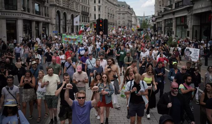 Anti-Lockdown-Demonstranten am Samstag auf der Regents Street in London. Anti-lockdown protest in London