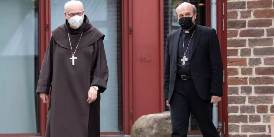 Die Apostolischen Visitatoren Anders Arborelius (l) und Hans van den Hende stehen vor dem Maternushaus. Sie sollen als Bevollmächtigte von Papst Franziskus die Arbeit des Kölner Erzbischofs Woelki untersuchen. Foto: Marius Becker/dpa