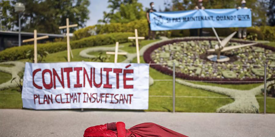 Extinction Rebellion hat am Samstag mit einer symbolischen Aktion in Genf einen radikalen Wandel zugunsten des Klimas gefordert.