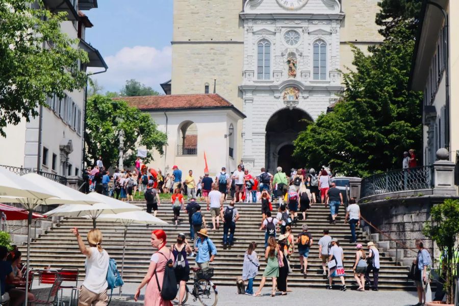 Die Demonstranten vor der Hofkirche in Luzern.