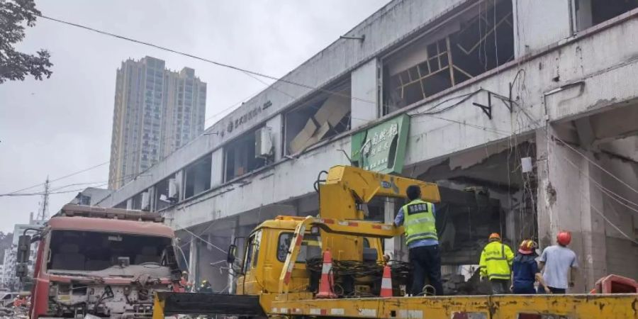 Rettungskräfte am Ort der Gasexplosion in der Gemeinde Yanhu im Bezirk Zhangwan in der Stadt Shiyan. Foto: ---/XinHua/dpa