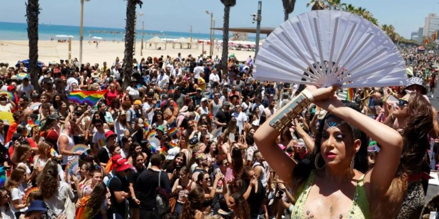 Tausende Menschen feiern in Tel Aviv