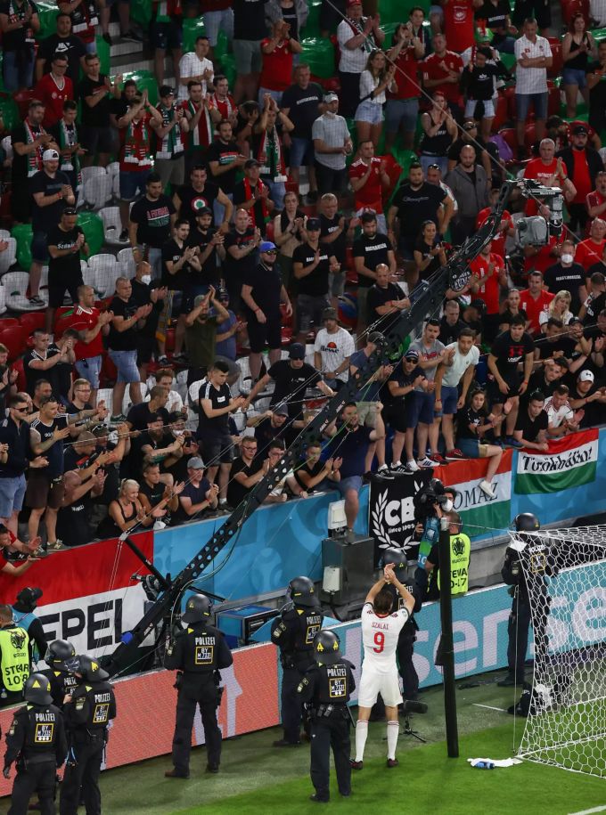 Die Polizei hat sich beim letzten Gruppenspiel der Euro 2020 in München direkt vor dem ungarischen Fan-Block positioniert. Ungarn Euro 2020 Polizei