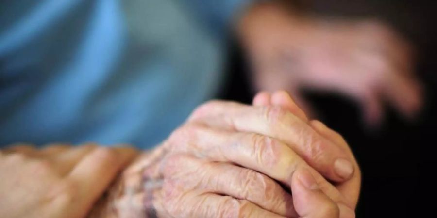 Das Bundesarbeitsgericht hat geurteilt: Den ausländischen Arbeitnehmern, die Senioren in ihren Wohnungen betreuen, steht der gesetzliche Mindestlohn zu. Foto: Daniel Reinhardt/dpa