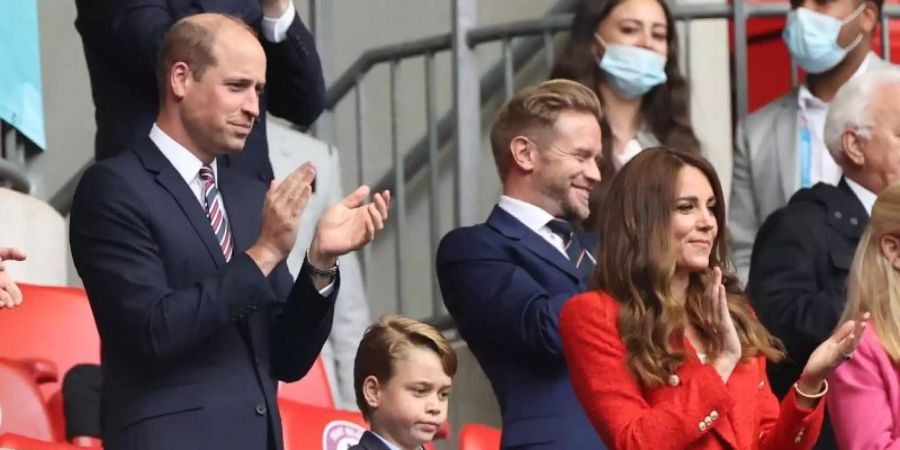 Prinz William verfolgte mit Frau Kate und Sohn Prinz George das EM-Achtelfinale in Wembley. Foto: Christian Charisius/dpa