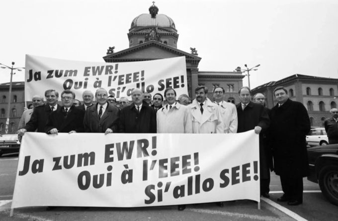 1992 stimmte die Schweiz über einen Beitritt zum europäischen Wirtschaftsraum ab. Das Resultat fiel äusserst knapp aus: 50,3 Prozent sagten Nein. EWR 1992 Abstimmung