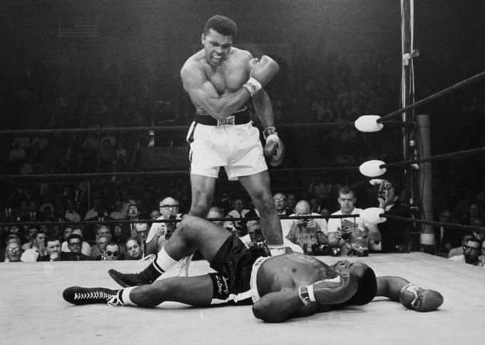 Eines der berühmtesten Bilder der Geschichte: Muhammad Ali, damals noch Cassius Clay genannt, nach dem «Phantom Punch» gegen Sonny Listen am 25. Mai 1965 in Lewiston, Maine (USA). muhammad ali sonny listen