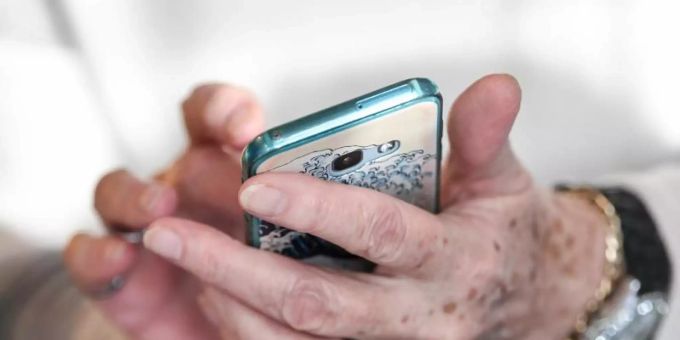 Laut Studie ist die Quote der Smartphone-Verweigerer höher, je älter sie sind. Foto: Jens Kalaene/dpa Laut Studie ist die Quote der Smartphone-Verweigerer höher, je älter sie sind. Foto: Jens Kalaene/dpa
