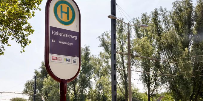 Im Bereich Muldenweg/Färberwaidweg wurden zwei Menschen mutmasslich mit einem Messer angegriffen und verletzt. Foto: Michael Reichel/dpa Im Bereich Muldenweg/Färberwaidweg wurden zwei Menschen mutmasslich mit einem Messer angegriffen und verletzt. Foto: Michael Reichel/dpa