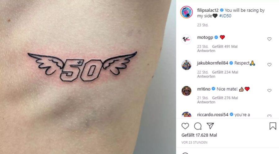 Engelsflügel zieren das Tattoo des Tschechen.