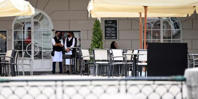 Kellner warten in Salzburg auf Kundschaft. Coronavirus Österreich Beizen