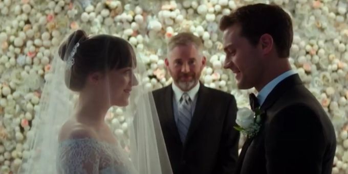 Regisseur James Foley liess bei «Fifty Shades of Grey»: Anastasia Steele (Dakota Johnson) und Christian Grey (Jamie Dornan) heiraten. Fifty Shades of Grey