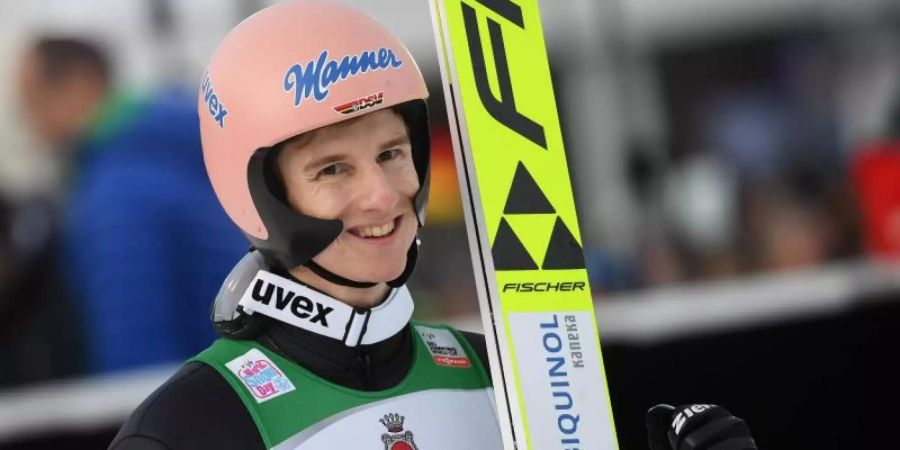 Karl Geiger gewann die Qualifikation in Garmisch-Partenkirchen. Foto: Angelika Warmuth/dpa